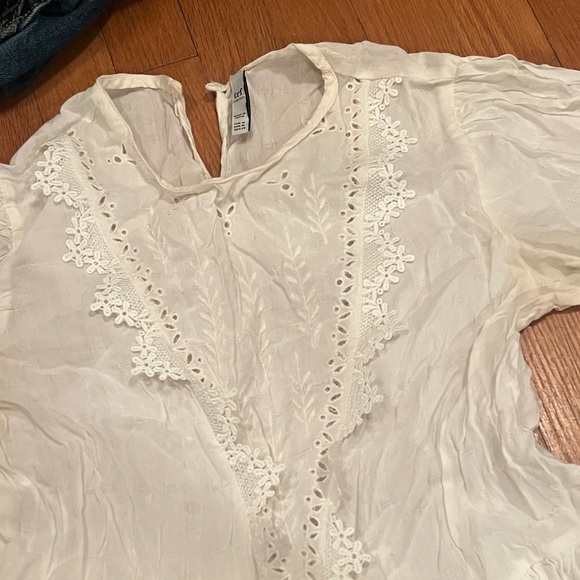 Chic Cream Ruffle Blouse - Picture 6 of 7